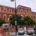 Ci spingiamo quindi fino a piazza del Redentore, dominata da un lato dallomonimo Istituto Salesiano e dallaltro dal rosso scuro della scuola San Giovanni Bosco. Questa struttura fu inaugurata nel 1927 ma solo nel 1960 venne intitolata al presbitero torinese, dopo aver assunto il nome di Rosa Maltoni Mussolini e della principessa Jolanda di Savoia. A tre livelli, presenta un blocco centrale avanzato rispetto ai due laterali sormontato da un parapetto di coronamento